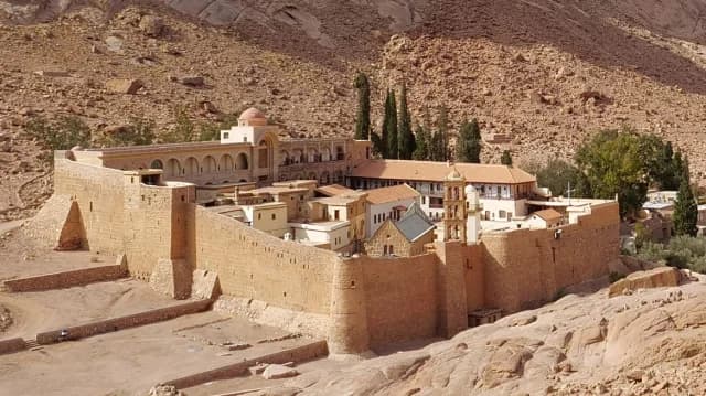 Disputa en el Monasterio de Sinaí: el Arzobispo Damianos Expulsa a los Monjes Disidentes