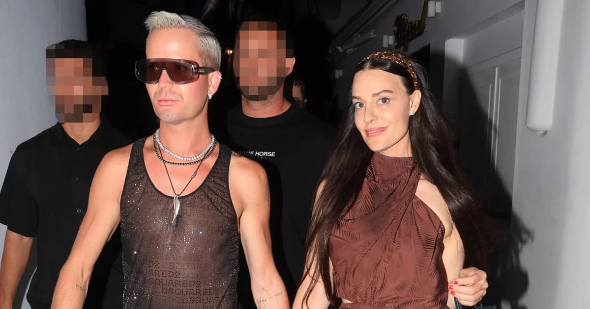 Ariana Rockefeller: Con sandalias Hermes negras en Mykonos