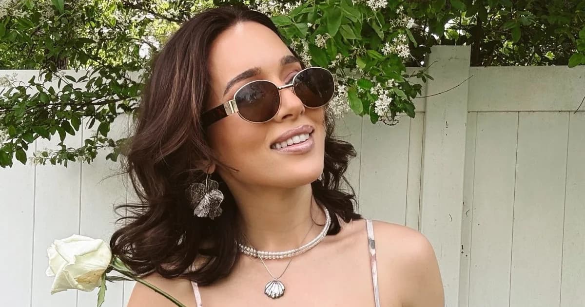 Η Καλομοίρα ανανεώνει το look της με σοκολατί καστανά μαλλιά