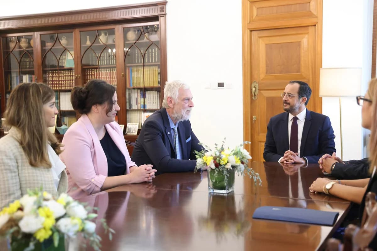 Christodoulides Meets Greek Deputy Foreign Minister, Discusses Demographics