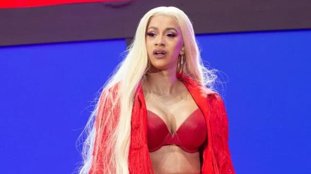 Cardi B: Μήνυση για επίθεση και βιαιοπραγία από γυναίκα