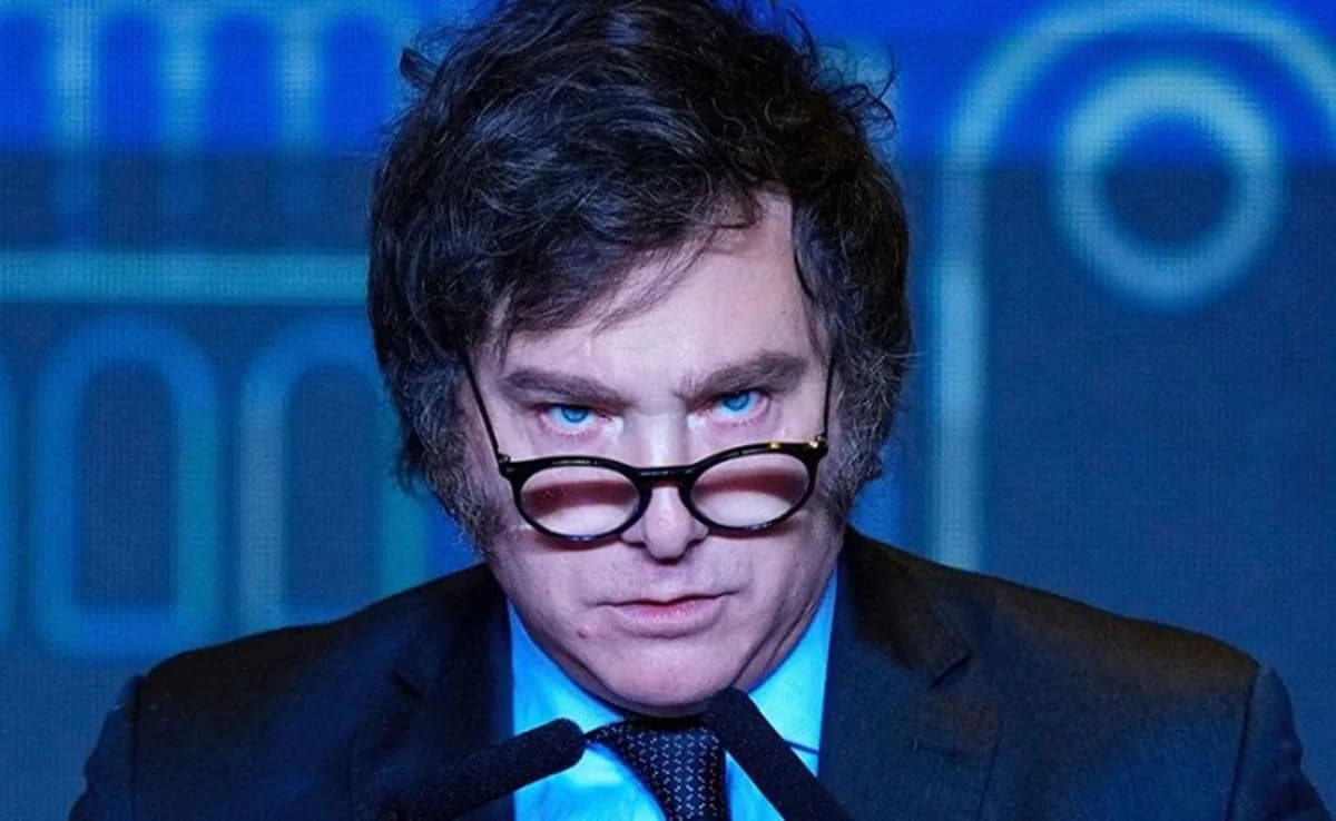 Presidente Argentino Abandona Evento Tras Ataque de Multitud