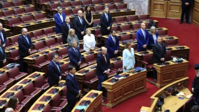 Βουλή: Ενός λεπτού σιγή για τον Α. Βεσυρόπουλο – Ορκωμοσία Αραμπατζή