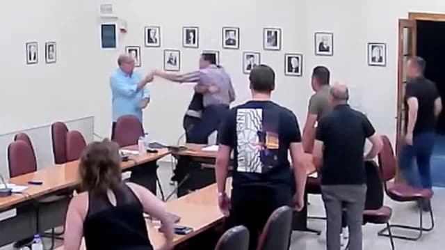 Макракоми, Фтиотида: Драка на заседании муниципального совета - Видео