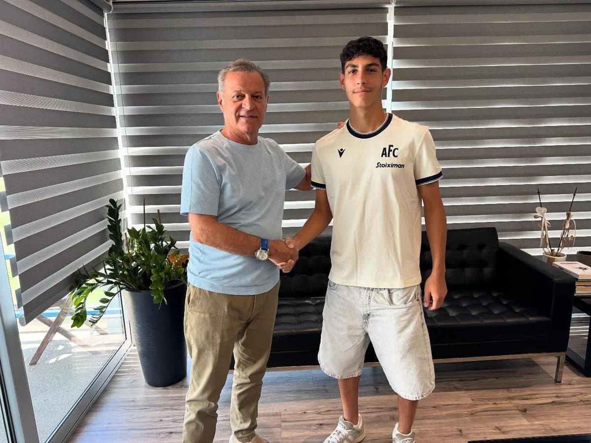 APOEL firma contratos profesionales con Angelidis y Tsiattalas