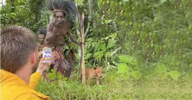 Influencer desata indignación al llamar 'caníbal' a tribu de Papúa