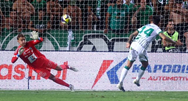 Las cinco IMPRESIONANTES fotos de los penales perfectos de Omonia (fotos)