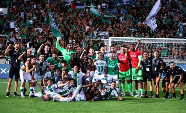 Omonia's wild celebrations in front of their fans (pics)