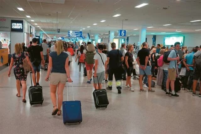 Άνοδος 5,3% στις διεθνείς αεροπορικές αφίξεις, πτώση στις Κυκλάδες