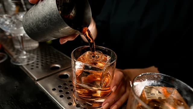 Γιατί ο πάγος στα bar είναι διάφανος ενώ στο σπίτι θολώνει;