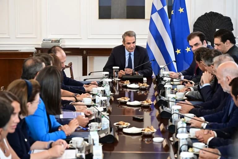 Mitsotakis: Deseos de mejora y críticas a las universidades no estatales