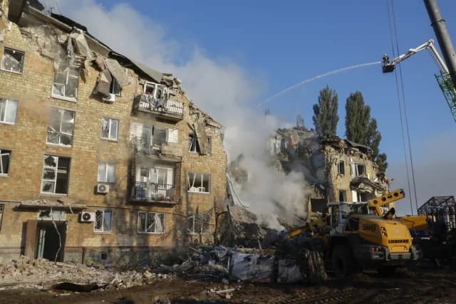 קייב: 23 הרוגים בהפצצות רוסיות, 8 נעדרים