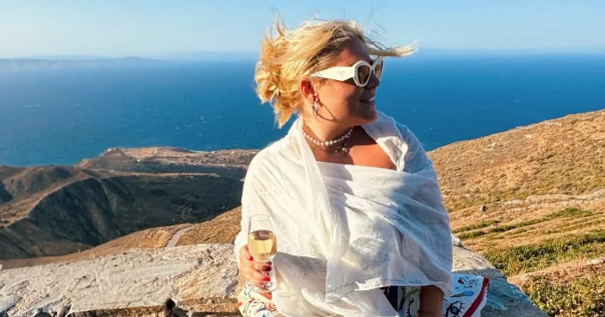 Danae Barka: Atemberaubende Fotos von Serifos in einem farbenfrohen Badeanzug