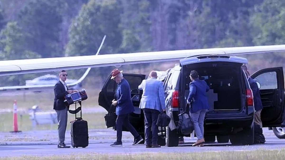 New Health Concerns for Bill Clinton – Spotted with Portable Defibrillator in the Hamptons