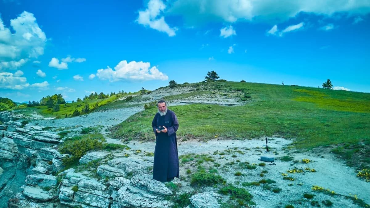 "Papa-razzi": Priester aus Kozani mit YouTube-Kanal und Drohne