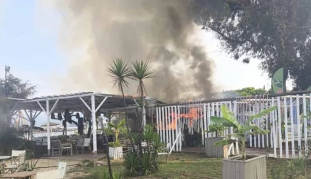 פרווזה: בר חוף במונוליטי נהרס כליל בשריפה