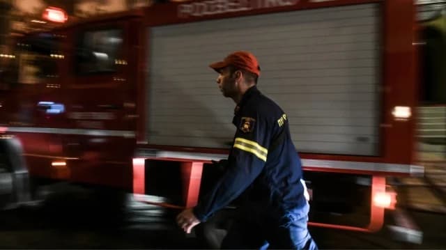 Φωτιά σε εγκαταλελειμμένο χώρο στο Κιάτο – Προειδοποίηση 112 για καπνούς