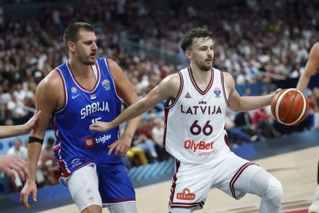 EuroBasket 2025: Σερβία - Λετονία 84-80, αήττητη με 39 πόντους του Γιόκιτς