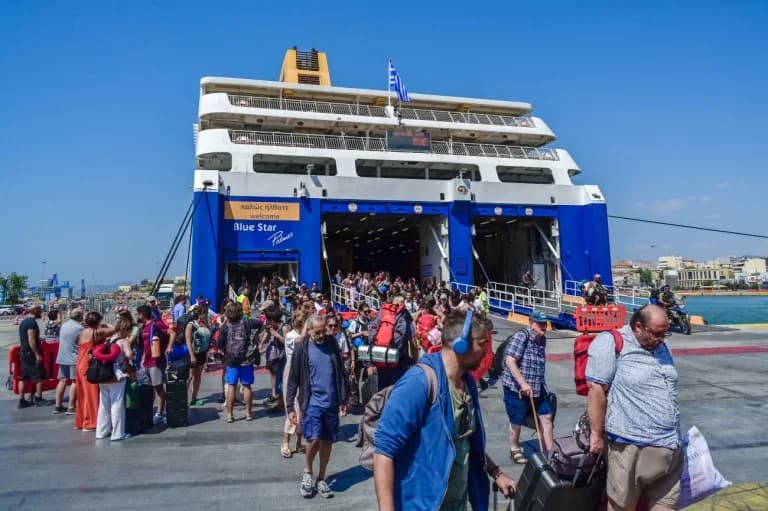 Mass Return of Vacationers: Increased Traffic in Piraeus Port