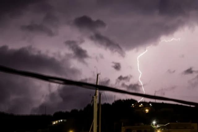 Κακοκαιρία πλήττει τη Δυτική Ελλάδα: Πλημμύρες, διακοπές ρεύματος και ακυρώσεις πτήσεων