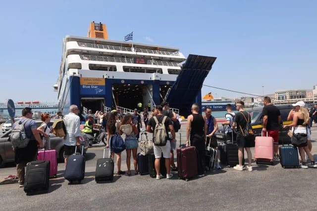 Summer Vacationers Return: 33,000 Arrivals at Attica Ports