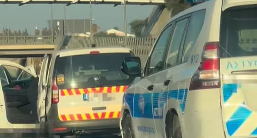 配备移动摄像头的厢型车卷入高速公路连环相撞事故