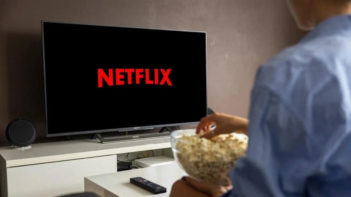 Netflix εναντίον Τηλεόρασης: Ποιος κέρδισε και γιατί μοιάζουν ίδια;