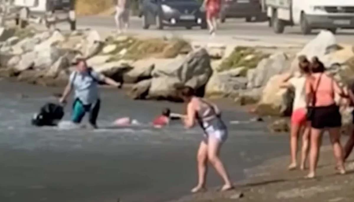 Skiathos: Turbinas de avión lanzan maletas de turistas al mar