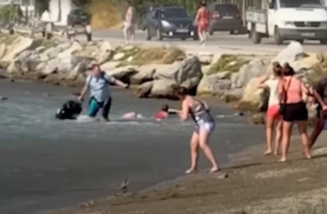 Skiathos: Turbinas de avión lanzan maletas de turistas al mar