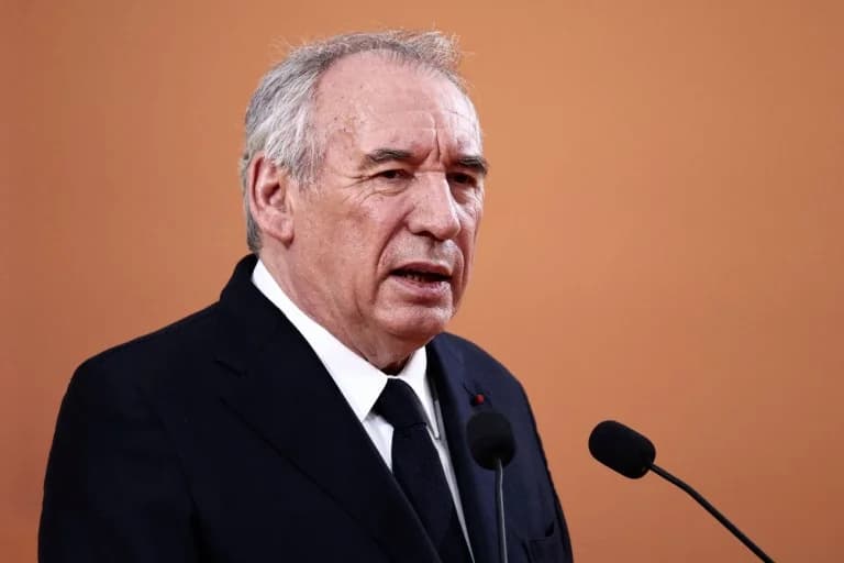 Μπαϊρού ξεκινά συνομιλίες για αποφυγή κατάρρευσης κυβέρνησης