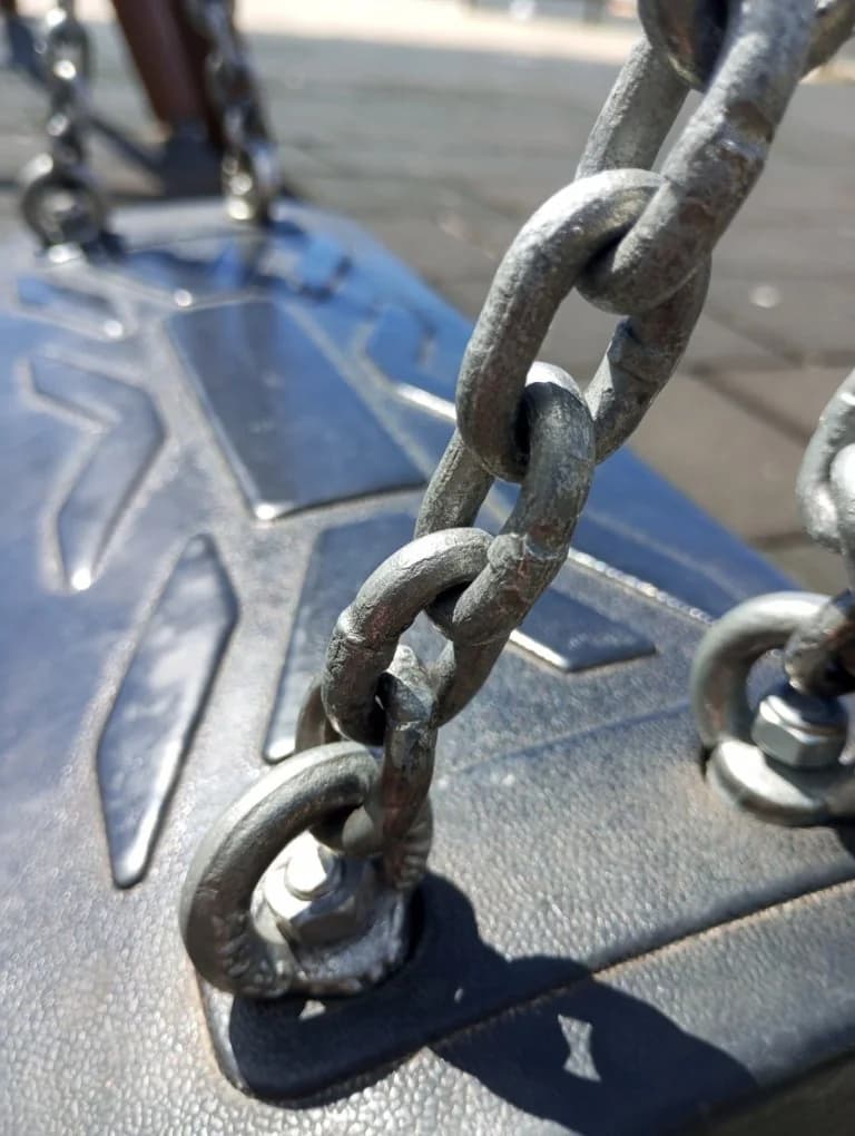 Polygros: Safety Nut Removed from Playground Swing