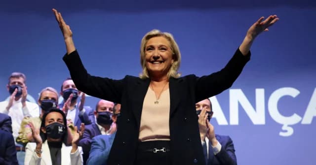 Politico: Le Pen Sees Opportunity in Bairou Government's Fall