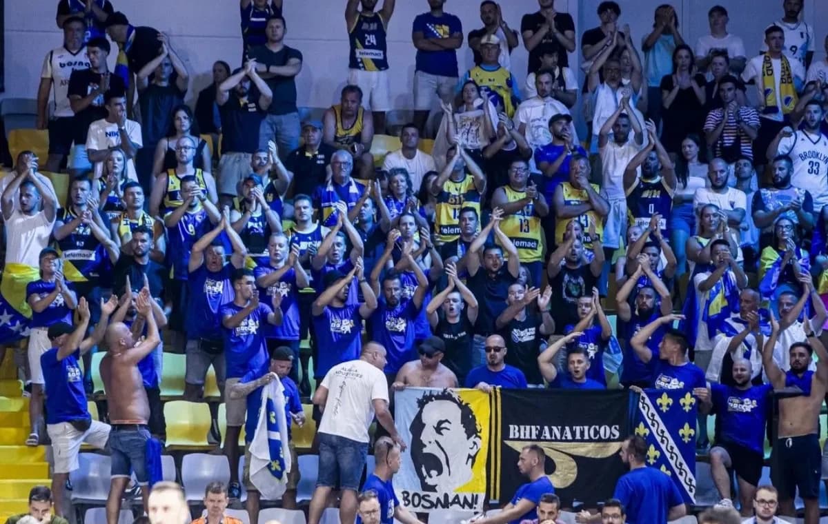 Limassol: Aficionados bosnios intentan robar bandera griega