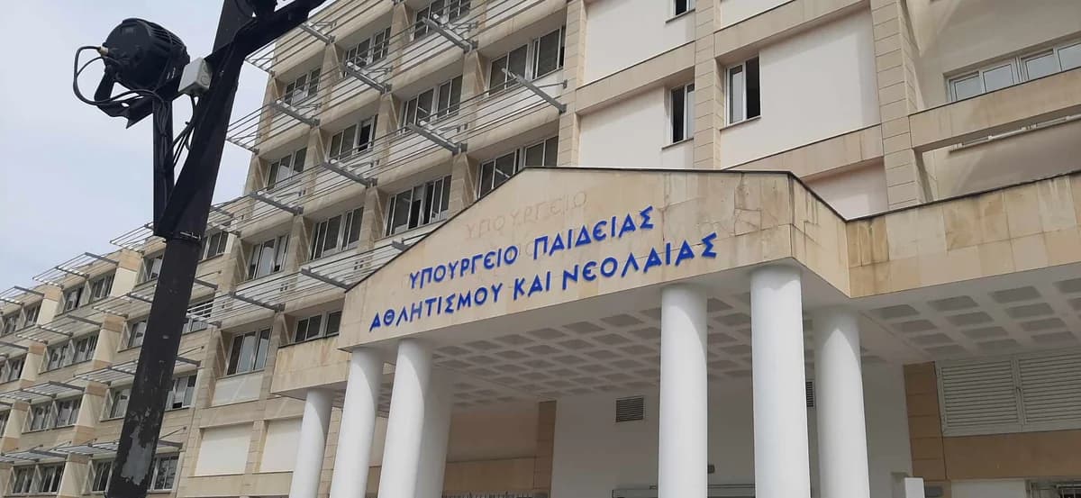 Ministerio denuncia 'chantaje' en suspensión del Consejo Escolar de Limassol Occidental