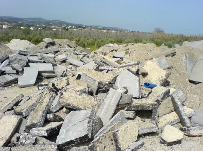 Καταγγελίες για παράνομη απόρριψη μπάζων σε στρατόπεδα στην Κύπρο