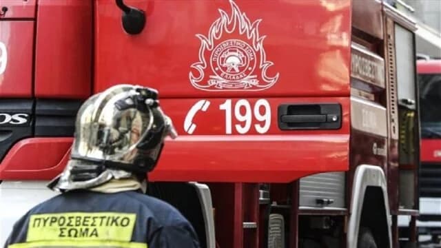 Incendio en un vivero en Menidi – Operación con helicóptero en curso