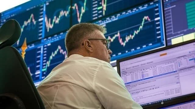 Bloomberg: Αναταράξεις στην αγορά ομολόγων – Τι προκαλεί το sell-off