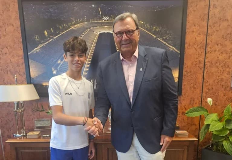 Isidoros Kouvelos invita a Rafael Pagónis a un partido de tenis