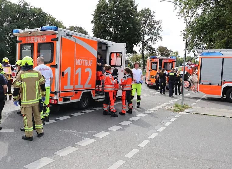 Berlin: Auto erfasst Fußgänger – Kinder verletzt