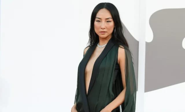 Greta Lee: Atemberaubende Dior-Auftritte bei den Filmfestspielen von Venedig