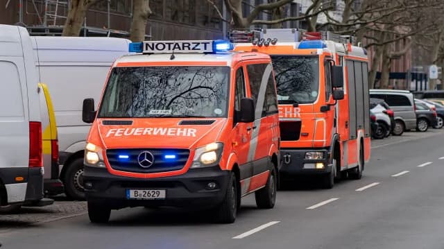 Berlin: Auto erfasst Fußgänger, Kinder verletzt