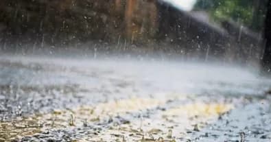 Starker Regen: Wo es zu starken Regenfällen kommt (Video)