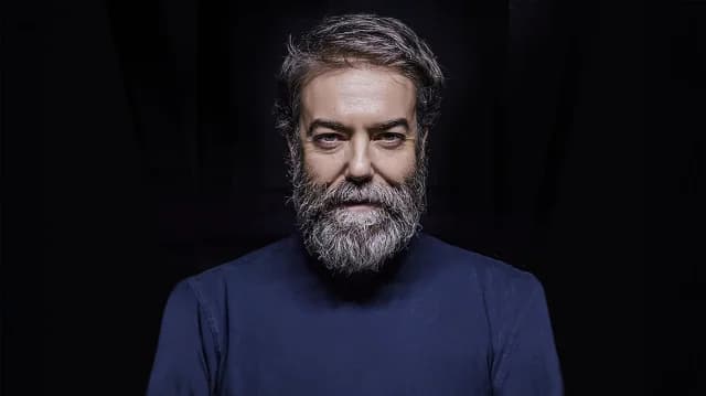 Διπλή παρουσία του Γιάννη Καλαβριανού στο Αμφι-θέατρο