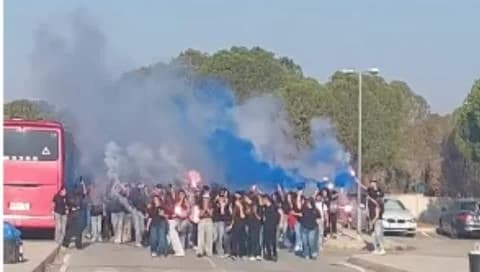 Φωτοβολίδες και καπνογόνα στην υποδοχή της νέας σχολικής χρονιάς στο Λύκειο Παλαιομετόχου