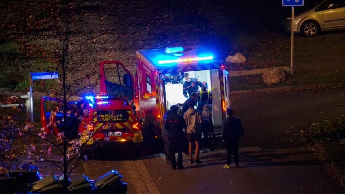 Tragödie in Frankreich: Auto erfasst Fußgänger – Ein Toter, viele Verletzte