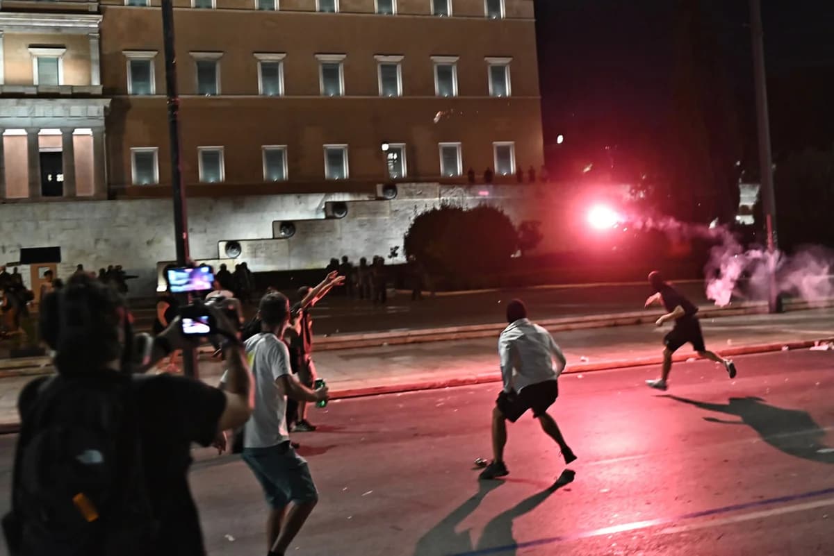 Επεισόδια στο Σύνταγμα κατά τη διάρκεια συγκέντρωσης για τα Τέμπη