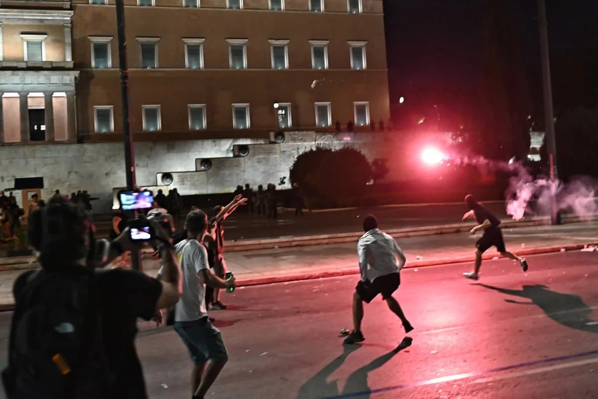 Επεισόδια στο Σύνταγμα μετά τη συγκέντρωση για τα Τέμπη