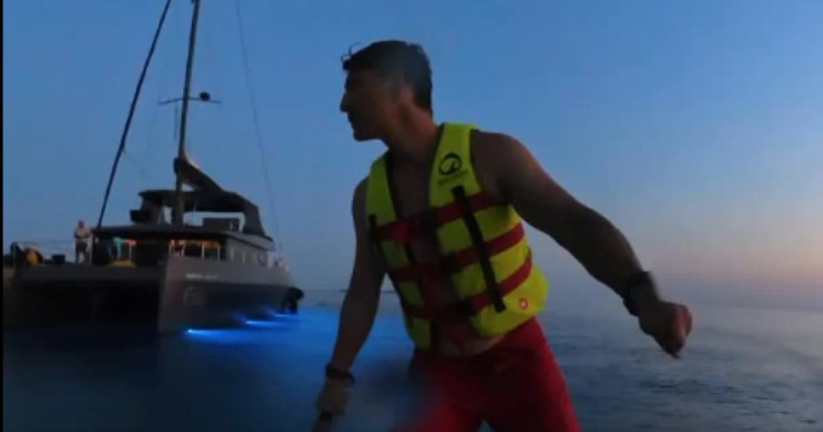 Sakis Rouvas: Bids Farewell to Summer with Surfing!