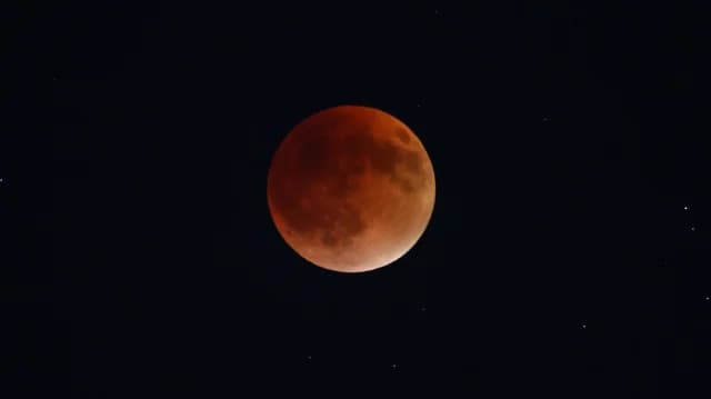 Το «ματωμένο φεγγάρι» φώτισε τον ελληνικό ουρανό