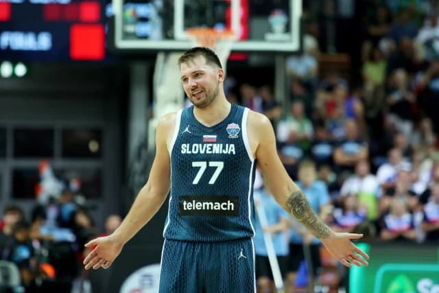 Doncic Anota 30 en la Primera Mitad Contra Italia